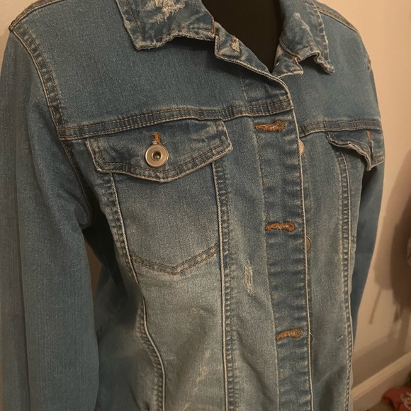 NWOT Mia size large DISTRESSED jeans jacket!!! - Picture 3 of 9